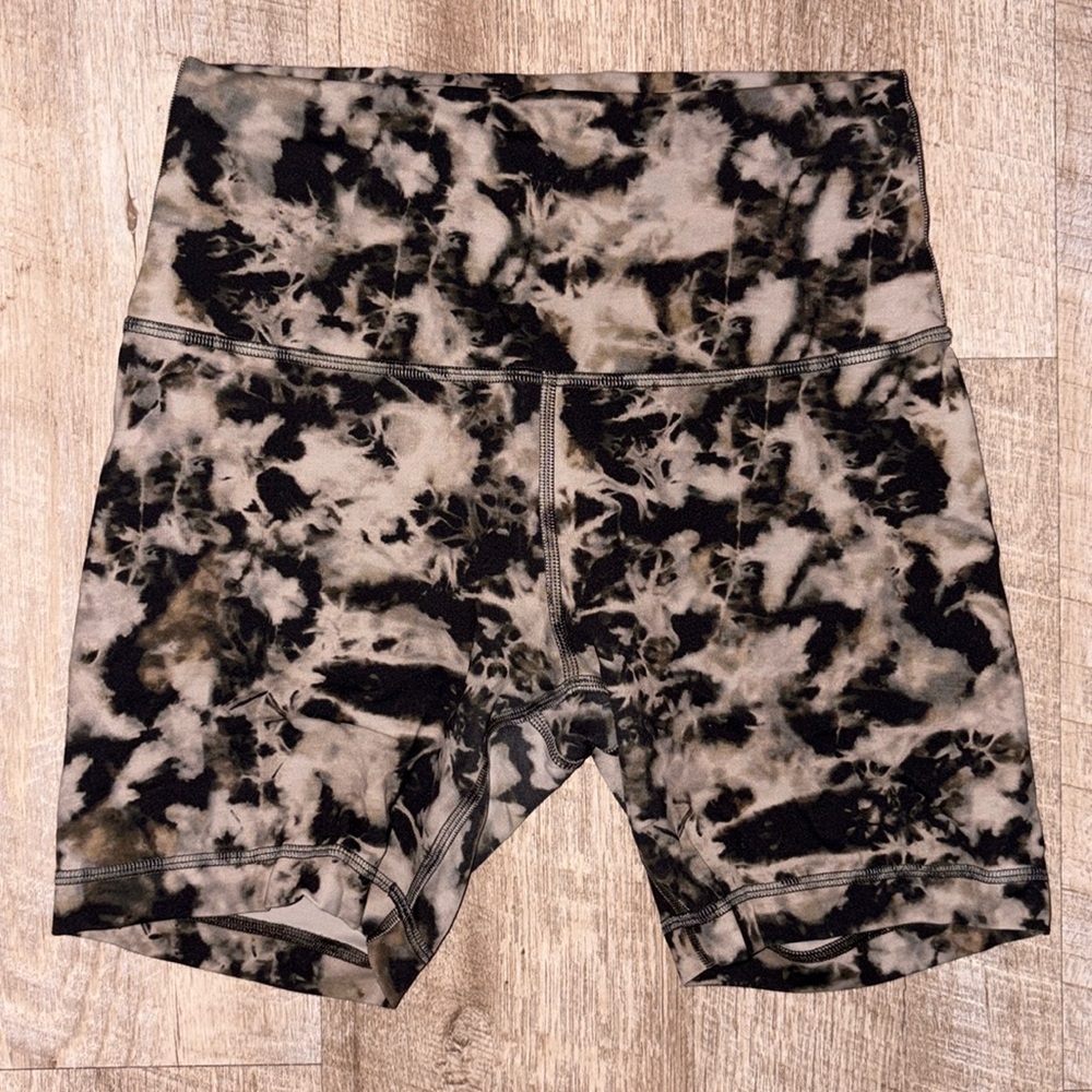 Lululemon Wunder Train Shorts 6” inseam, Size 6